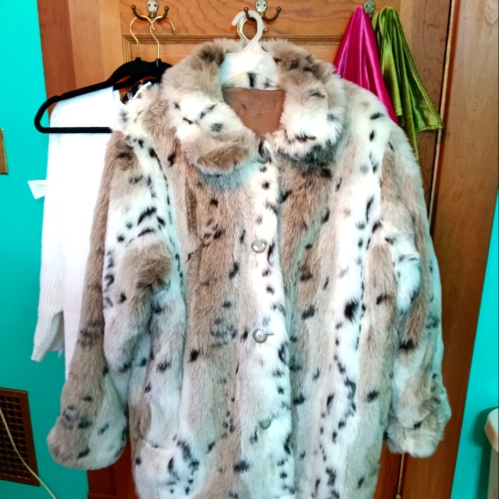 Women's Size 22 Bust 50" Faux Snow Lynx Heavy Winter Coat